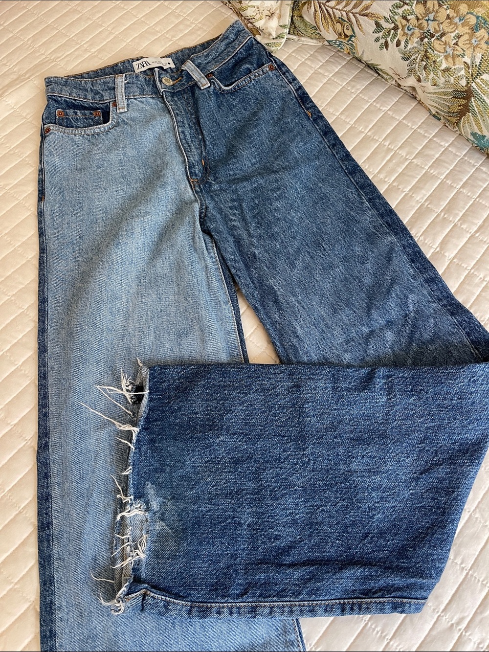 ZARA WOMENA TWO-TONE FLARED DENIM JEANS, SIZE 0, LIGHT/MEDIUM WASH